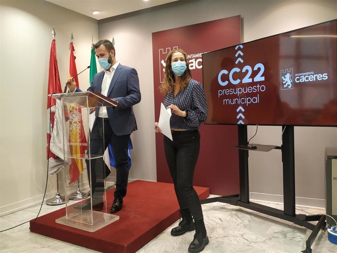 El alcalde de Cáceres, Luis Salaya, y la concejala de Economía, María Ángeles Costa, en la presentación del anteproyecto de Presupuestos para 2022