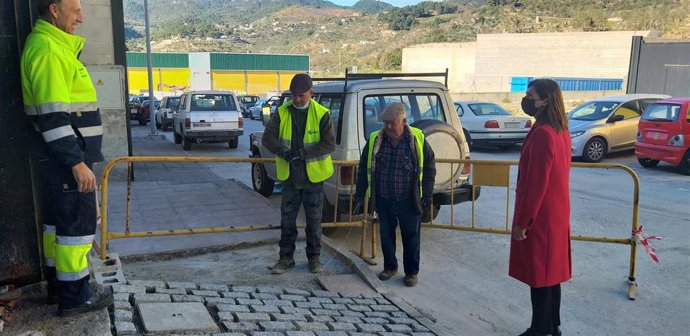 La delegada territorial de Regeneración, Justicia y Administración Local, Mónica Alejo, en una vista a las obras del PFEA en una nave industrial en Yunquera