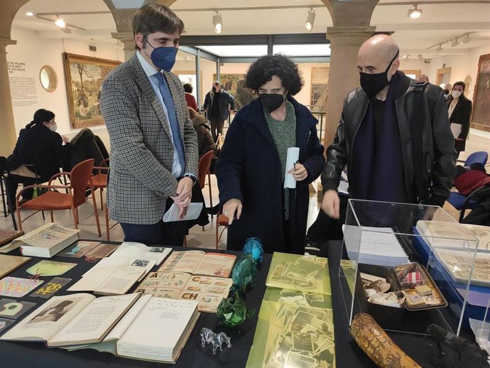El director del Museo de Bellas Artes, Alfonso Palacio, junto a la consejera de Cultura, Berta Piñán y el hijo del artista Aurelio Suárez, Gonzalo Suárez, observan la obra donada a la pinacoteca asturiana.