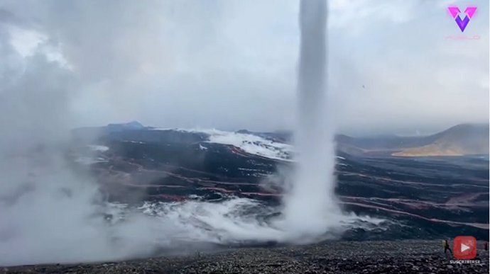 CAPTAN UN TORNADO ENCIMA DE UN VOLCÁN EN ISLANDIA