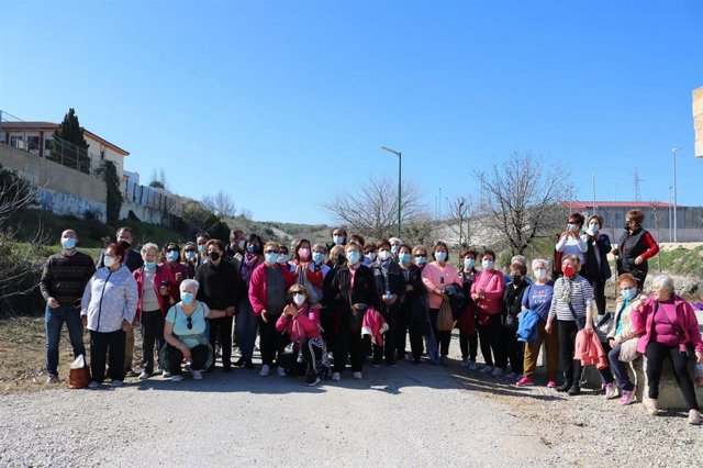 Participantes en la ruta por la Vía Verde del Aceite.