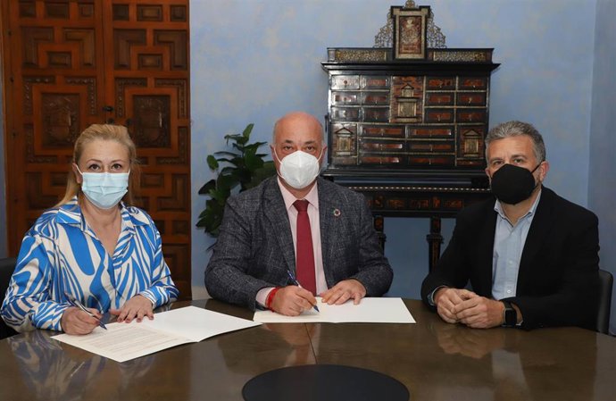 El presidente de la Diputación de Córdoba, Antonio Ruiz (centro), en la firma del acuerdo.