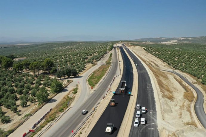Archivo - Obras de la A-32 en el tramo Torreperogil-Villacarrillo.