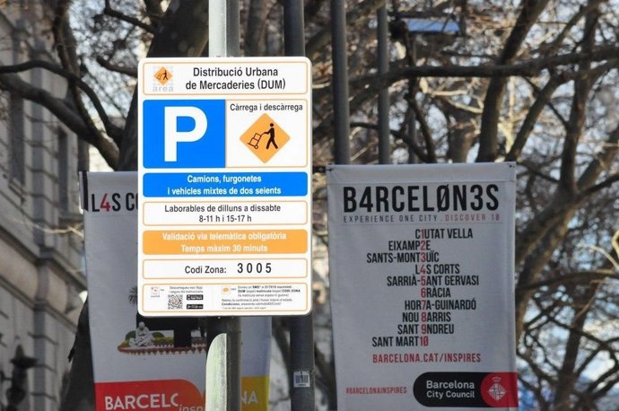 Señal informativa sobre distribución urbana de mecancías en Barcelona.