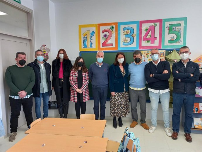 La delegada territorial de Educación y Deporte en Huelva, Estela Villalba, ha inaugurado este martes el aulario de Infantil del colegio público San Walabonso, de Niebla.