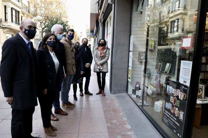 Una ruta por escaparates de comercios logroñeses homenajea a 25 científicas relevantes