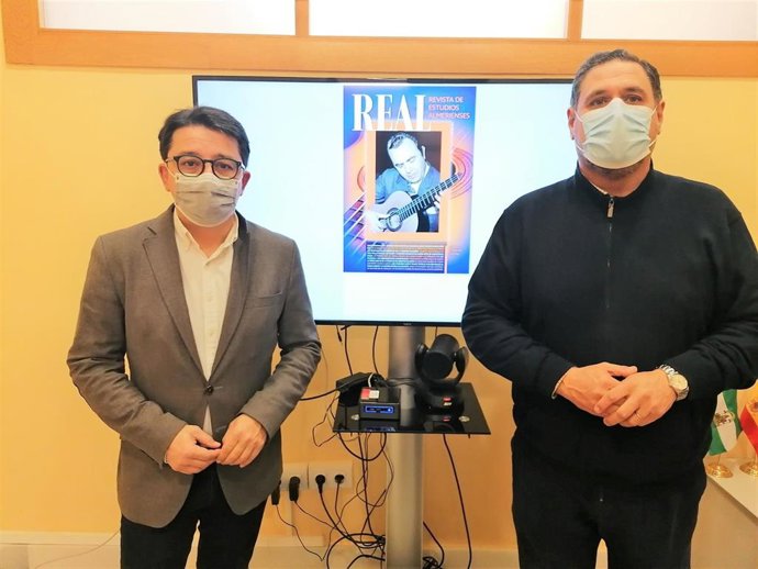 Manuel Guzmán con Francisco Alonso y la portada del número 2 de la Revista REAL
