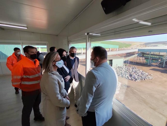 La portavoz del Grupo de Cs en el Parlamento de Andalucía, Teresa Pardo, y la primera teniente de alcalde del Ayuntamiento de Córdoba, Isabel Albás, en la visita a las instalaciones de Sadeco.