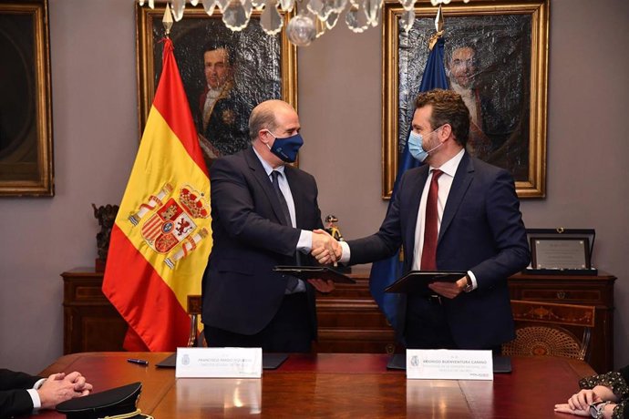 El director general de la Policía, Francisco Pardo Piqueras, y el presidente de la Comisión Nacional del Mercado de Valores, Rodrigo Buenaventura.