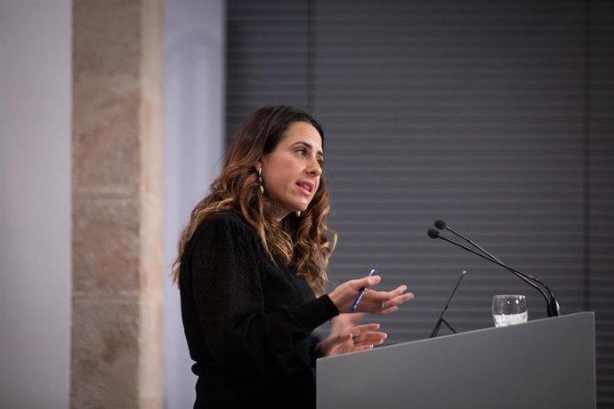 La portavoz del Govern, Patrícia Plaja, interviene en una rueda de prensa tras el Consell Executiu, en la Generalitat, a 15 de febrero de 2022, en Barcelona, Cataluña (España). Durante la comparecencia ha informado que el Govern ha aprobado el anteproye