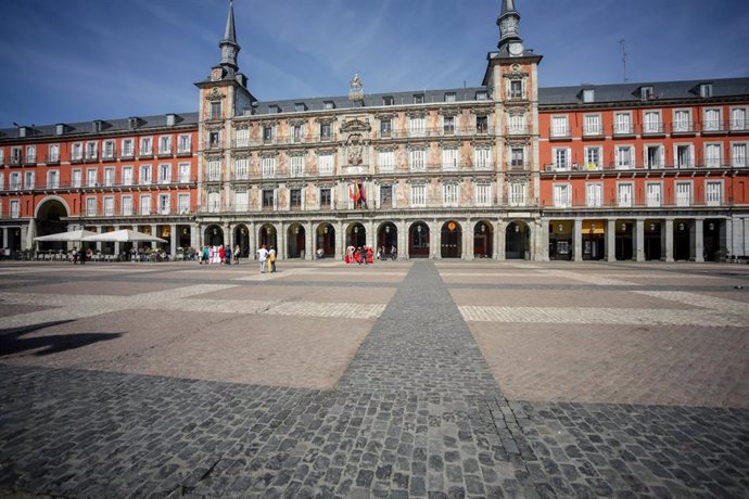 Archivo - Pocos turistas en la Plaza Mayor de Madrid mientras los bares comienzan a cerrar un día antes de que se cierre toda la hostelería para frenar contagios por coronavirus.