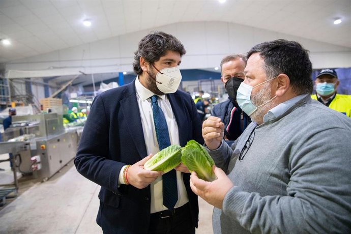 El presidente de la Comunidad, Fernando López Miras, durante su visita en Cartagena a la cooperativa agrícola Levante Sur