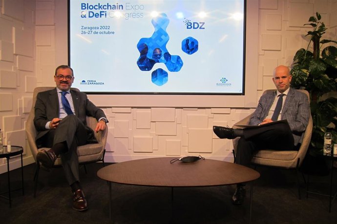 El director general de Feria Zaragoza, Rogelio Cuairán, y el presidente de la Asociación de Blockchain Aragón, Dani Labeaga, presentan el I Blockchain Expo & DeFi Congress.
