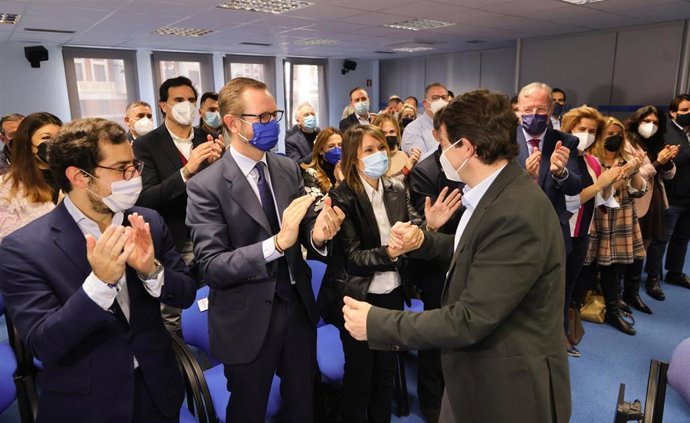 Mañueco saluda entre aplausos a los asistentes a la Junta Directiva del PP