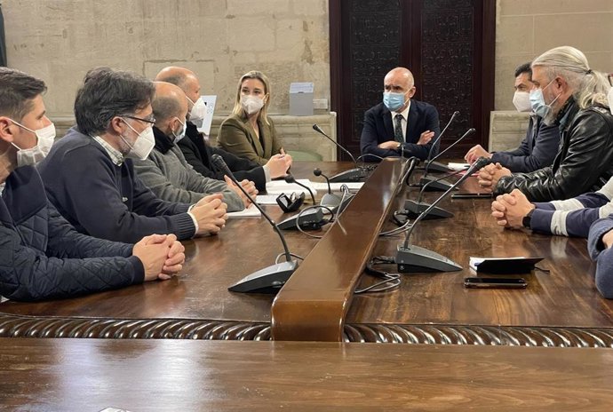 Los alcalde de Sevilla y Alcalá de Guadaíra, Antonio  Muñoz y Ana Isabel Jiménez, reunidos con representantes de la plantilla de Santa Bárbara.