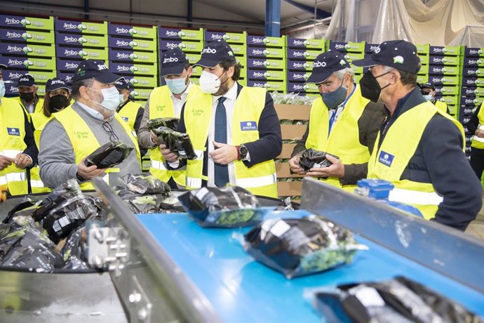 El presidente de la Región de Murcia, Fernando López Miras, viista las instalaciones de la Cooperativa Levante Sur, en Cartagena (Murcia)
