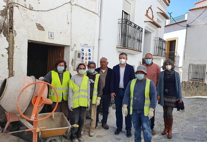 El delegado de Administración Local de Almería visita las obras del PFEA en Almócita.