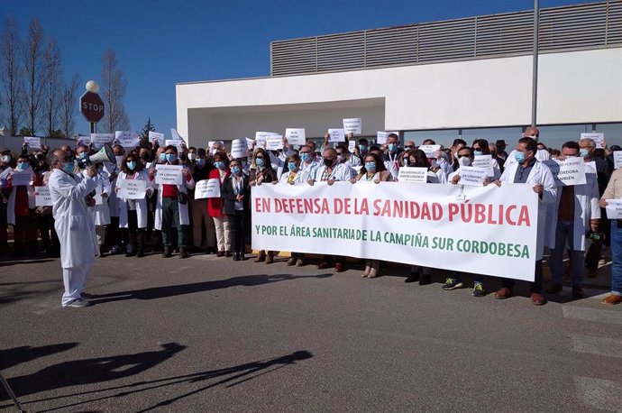 Alcaldes y sanitarios de la Campiña Sur durante la concentración ante el Hospital de Montilla.