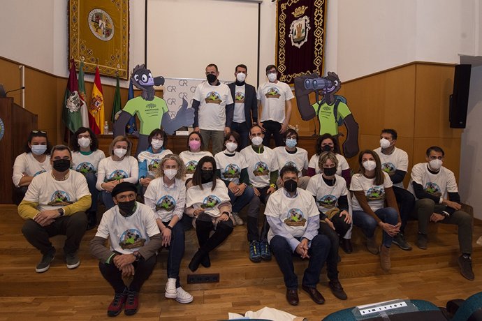 Representantes de la comunidad educativa y grupos de acción local que trabajan en un programa para difundir los valores de Monfragüe