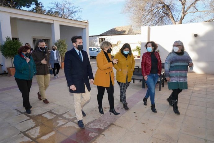 El director general de Vivienda, José Francisco Lajara, y la alcaldesa de Cartagena, Noelia Arroyo, durante la visita a las instalaciones de La Huertecica