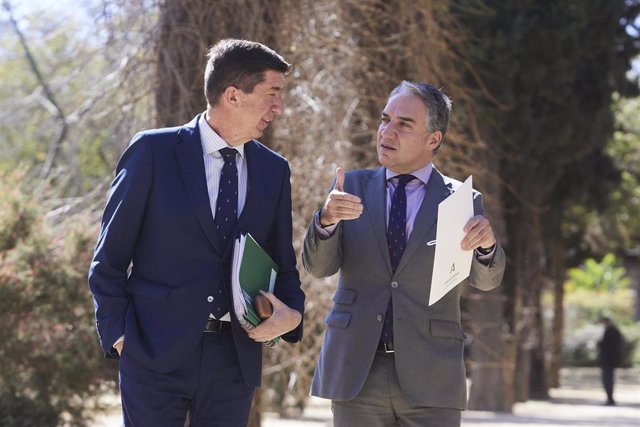 El vicepresidente de la Junta y consejero de Turismo, Juan Marín, (i) junto al consejero de Presidencia, Elías Bendodo,  (d) durante la rueda de prensa tras el Consejo de Gobierno Andaluz en el Palacio de San Telmo, a 15 de febrero de 2022 en Sevilla (And