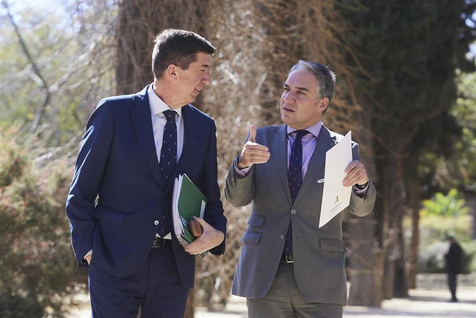El vicepresidente de la Junta y consejero de Turismo, Juan Marín, (i) junto al consejero de Presidencia, Elías Bendodo,  (d) durante la rueda de prensa tras el Consejo de Gobierno Andaluz en el Palacio de San Telmo, a 15 de febrero de 2022 en Sevilla (A