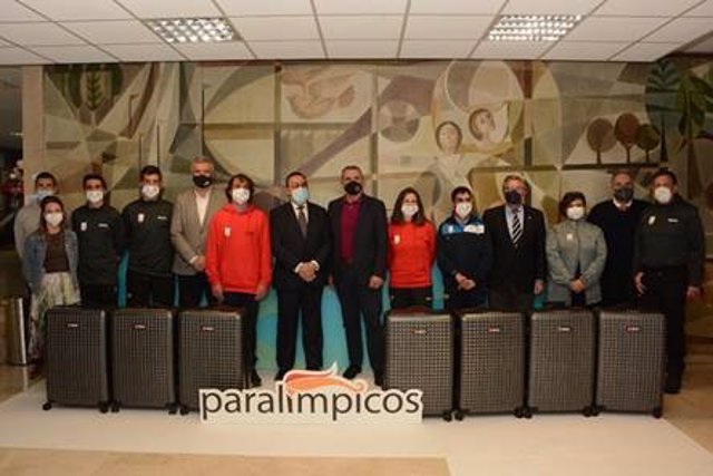 Víctor González y Pol Makuri, junto al resto de la expedición que viajará a los Juegos Paralímpicos de Invierno de Pekín 2022.