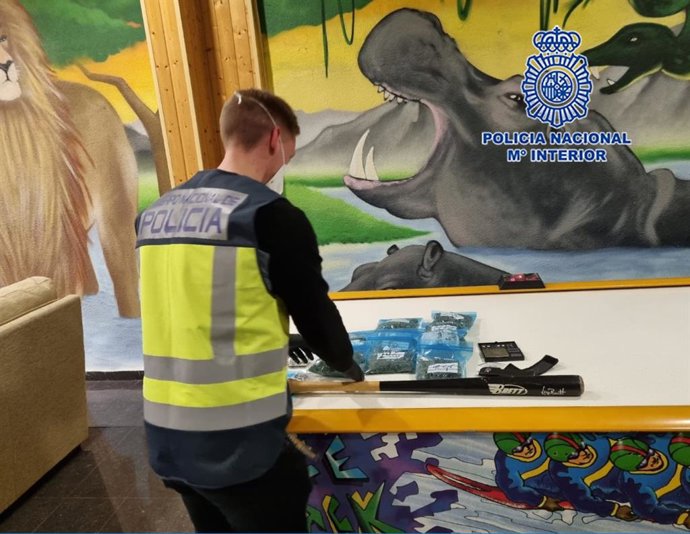 Un agente y parte de la droga intervenida