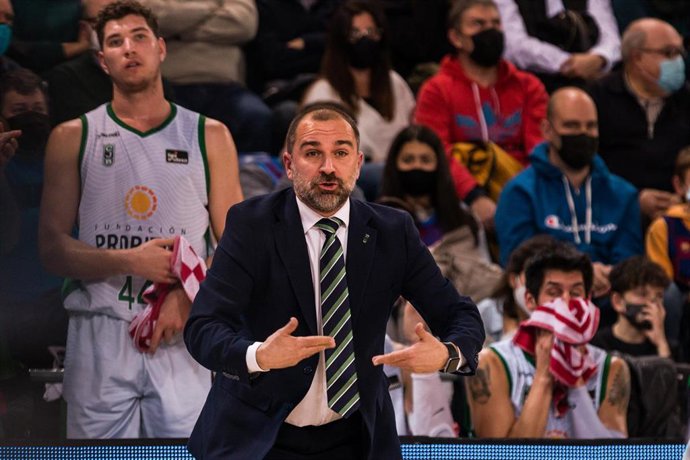 Carles Duran, head coach of Club Joventut Badalona, gestures during the ACB Liga Endesa  match between FC Barcelona and Club Joventut Badalona at Palau Blaugrana on January 30, 2022 in Barcelona, Spain.