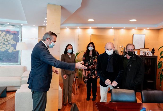 El consejero de Presidencia, Justicia e Interior de la Comunidad de Madrid, Enrique López, durante un encuentro con víctimas del terrorismo