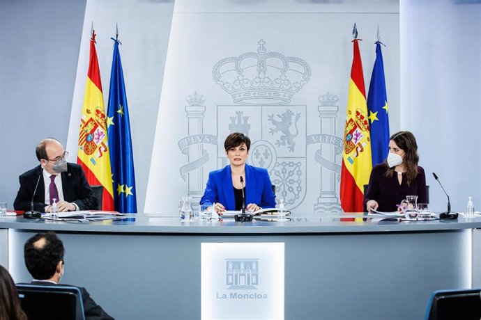 (I-D) El ministro de Cultura y Deporte, Miquel Iceta; la ministra Portavoz, Isabel Rodríguez; y la ministra de Igualdad, Irene Montero, comparecen tras la reunión del Consejo de Ministros en Moncloa, a 15 de febrero de 2022.