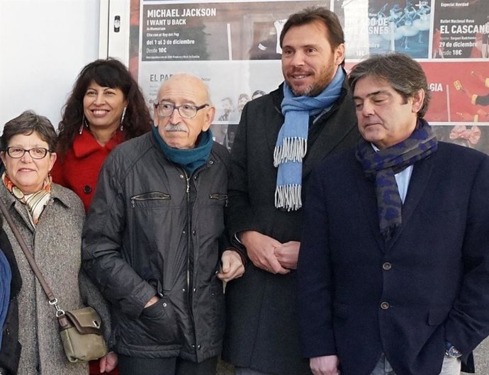 El actor Juan Antonio Quintana (tercero por la izquierda) junto al alcalde, Óscar Puente, y la concejal de Cultura y Turismo, Ana Redondo.