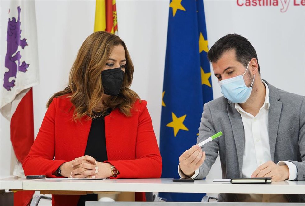 La vicesecretaria del PSCyL-PSOE, Virginia Barcones (i); y el secretario general del PSOE de Castilla y León, Luis Tudanca (d), presiden el Consejo Territorial de la formación.