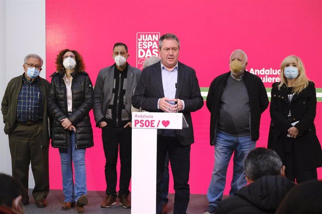 El secretario general del PSOE-A, Juan Espadas, apoya en rueda de prensa la manifestación por la sanidad pública convocada para el 19 de febrero en Andalucía.