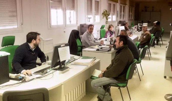 Agricultores atendidos por funcionarios en una oficina comarcal agraria en una imagen de archivo