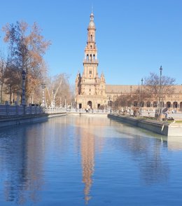 Llenado de la ría de la Plaza de España tras culminar la limpieza del cauce.