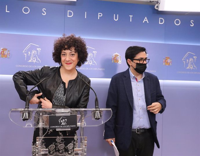 La portavoz de En Comú Podem en el Congreso, Aina Vidal, y el diputado de Unidas Podemos, Gerardo Pisarello, a su llegada a una rueda de prensa previa a una reunión de la Junta de Portavoces