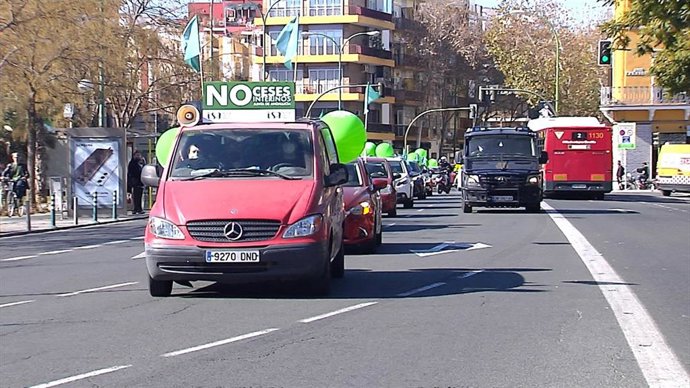 Iniciativa Sindical protesta en Sevilla para pedir "justicia" y que "no se cese" a los 2.000 interinos en fraude de ley