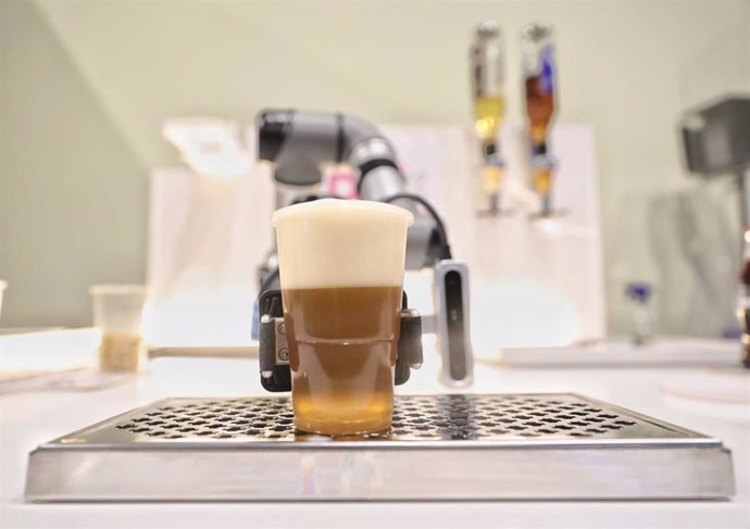 Un robot sirve un vaso de cerveza en el estand Fitur Techy durante el segundo día de la 42 edición de la Feria Internacional del Turismo, Fitur 2022, en Ifema Madrid, a 20 de enero de 2022, en Madrid (España). 