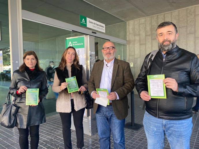 Alejandro Hernández y representantes de Vox en el inicio de la campaña 'Salud No Responde' en el Centro de Salud de Castilla del Pino, en la capital cordobesa.