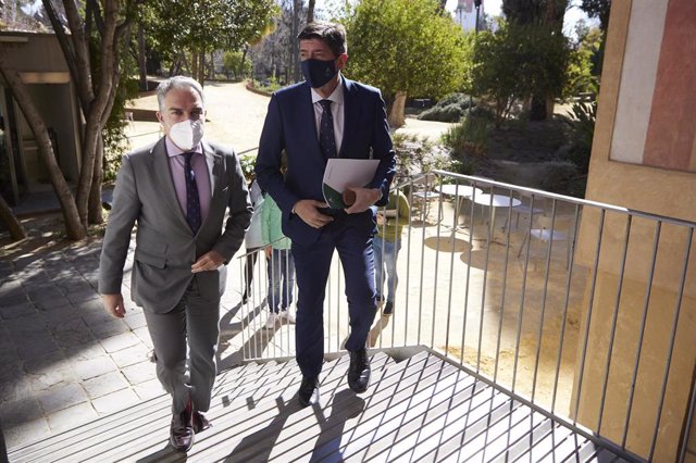 El vicepresidente de la Junta y consejero de Turismo, Juan Marín, (d) junto al consejero de Presidencia, Elías Bendodo,  (i) durante la rueda de prensa tras el Consejo de Gobierno Andaluz en el Palacio de San Telmo, a 15 de febrero de 2022 en Sevilla (And