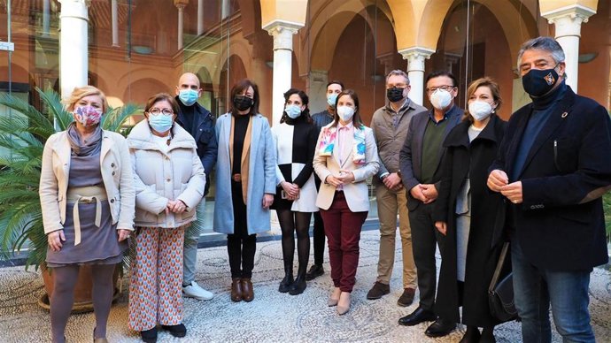 Casanueva (quinta por la dcha.) tras la firma con los ayuntamientos beneficiarios.