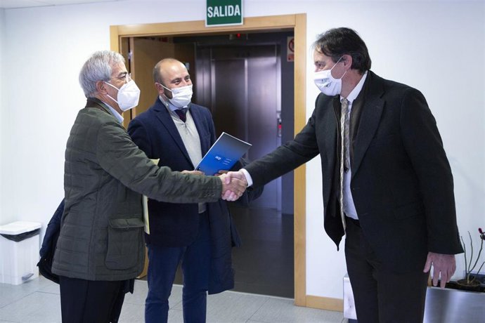 El consejero de Obras Públicas, Ordenación del Territorio y Urbanismo, José Luis Gochicoa, se reúne con el presidente de la Asociación de Constructores y Promotores de Cantabria (ACP), Javier Palomera