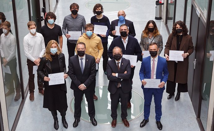 Los profesores y profesoras distinguidos, junto con el rector Ramón Gonzalo y el vicerrector de Investigación Francisco Javier Arregui.