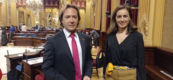 El diputado y portavoz parlamentario del grupo Vox-Actúa Baleares, Jorge Campos, y la diputada Idoia Ribas.