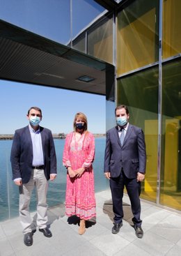 La presidenta del Puerto de Huelva y representantes de Telefónica, en la  Lonja de la innovación