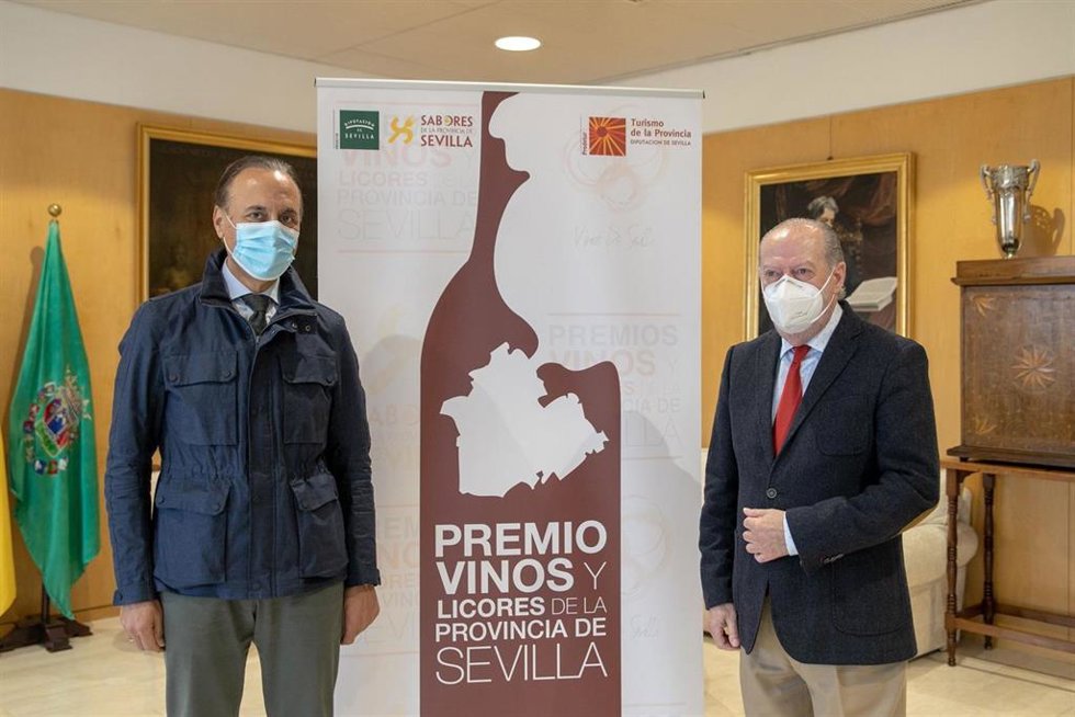 El presidente de la Diputación, Fernando Rodríguez Villalobos, primero por la derecha, en la presentación de la VII edición del Premio 'Vinos y Licores de la provincia de Sevilla'.