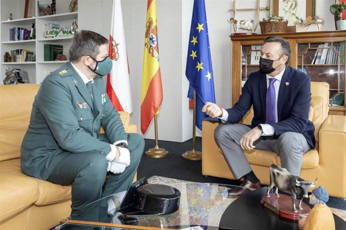El consejero de Desarrollo Rural, Ganadería, Pesca, Alimentación y Medio Ambiente, Guillermo Blanco, se reúne con el nuevo jefe de la Comandancia de la Guardia Civil en Cantabria, Antonio Orantos