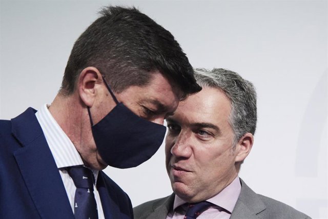El vicepresidente de la Junta y consejero de Turismo, Juan Marín, (i) junto al consejero de Presidencia, Elías Bendodo,  (d) durante la rueda de prensa tras el Consejo de Gobierno Andaluz en el Palacio de San Telmo, a 15 de febrero de 2022 en Sevilla (And