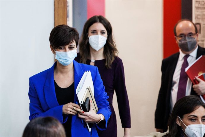 (I-D) La ministra portavoz, Isabel Rodríguez; la ministra de Igualdad, Irene Montero; y el ministro de Cultura y Deporte, Miquel Iceta, a su llegada a una comparecencia tras la reunión del Consejo de Ministros en Moncloa, a 15 de febrero de 2022.  El Co